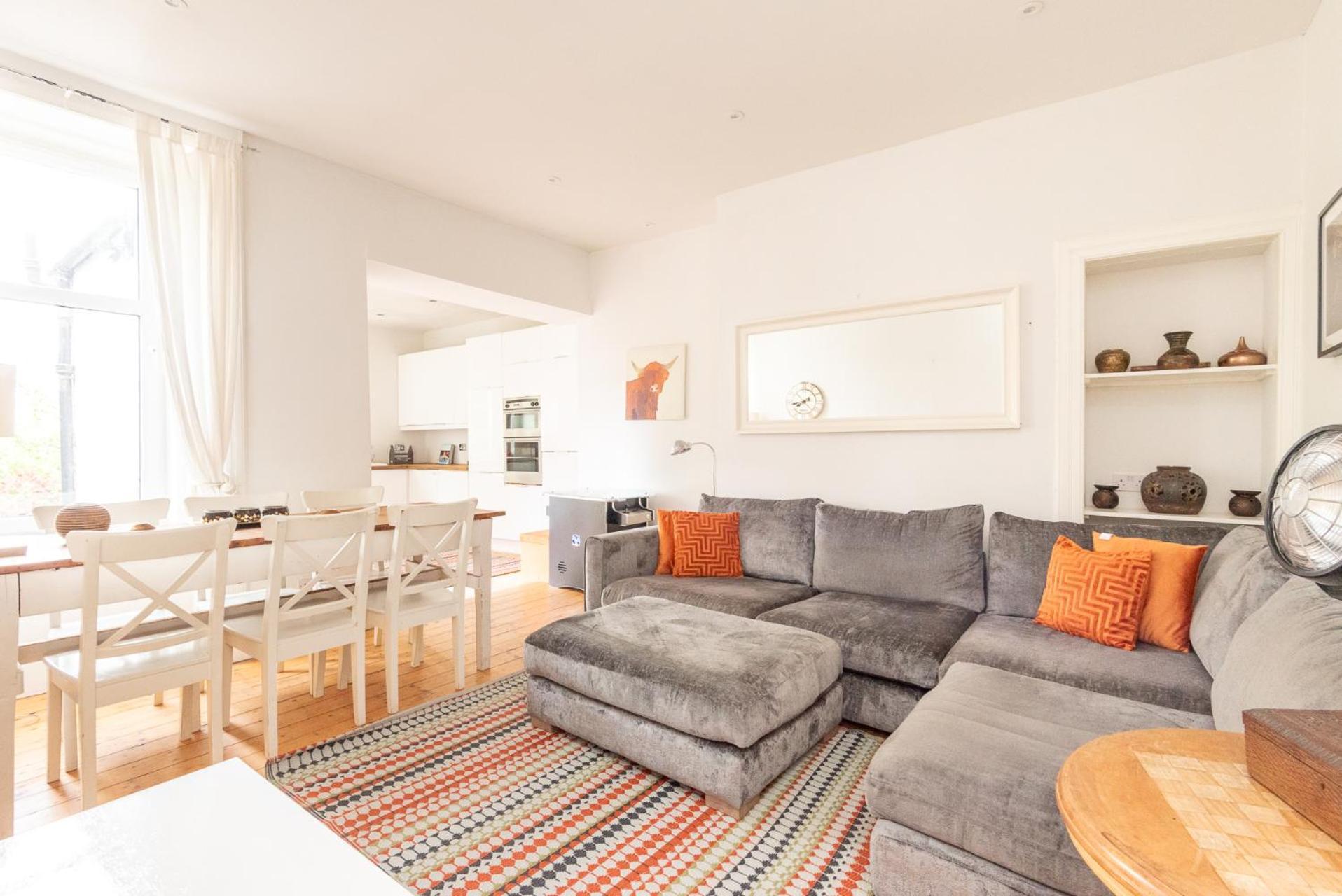 Ferienhaus Beautiful Victorian Townhouse With Private Garden, Close To The Beach EDI