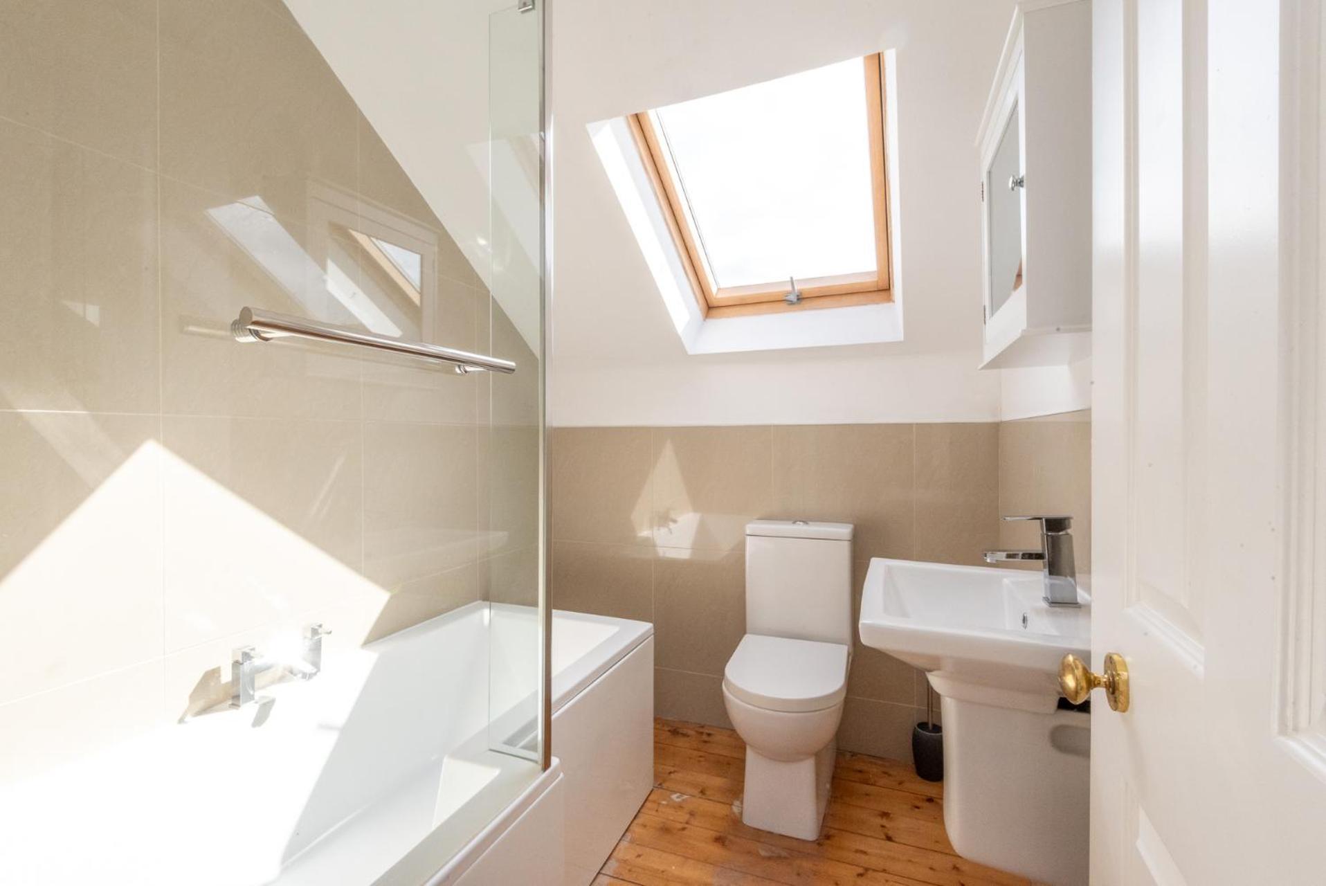 Beautiful Victorian Townhouse With Private Garden, Close To The Beach * EDI